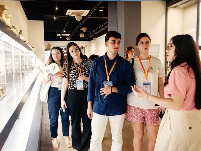 华创出国留学华创国际老板